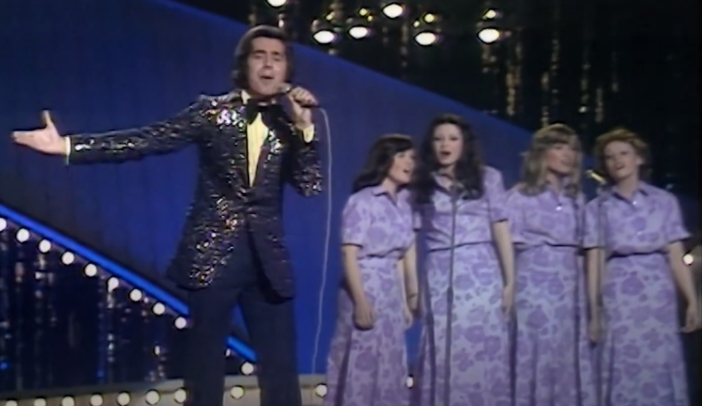 Romuald with four female backing singers