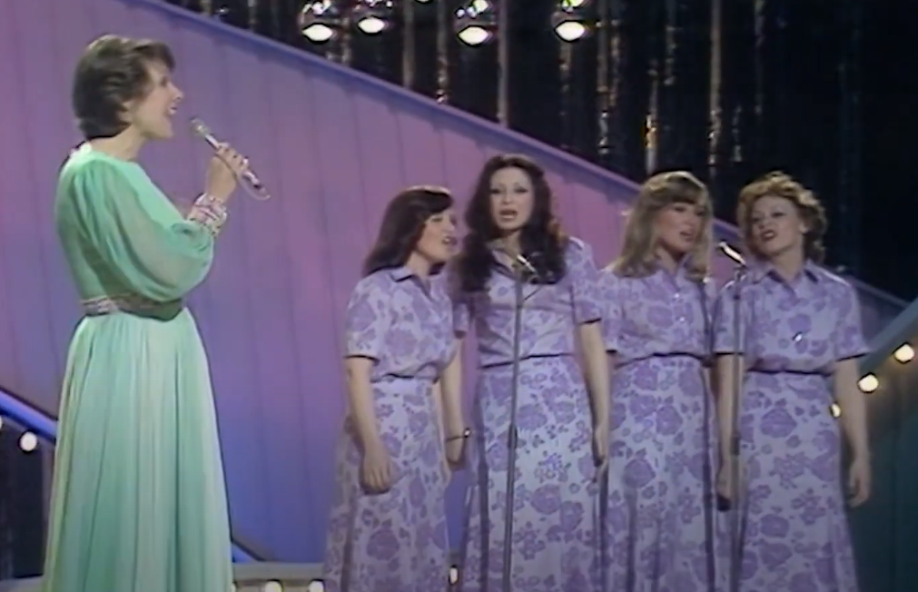 Ireen Sheer with four female backing singers in 1974